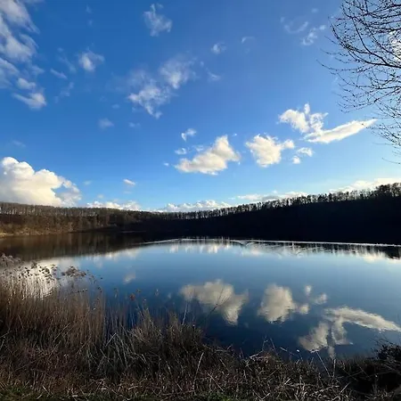Apartman Ruhiges Lay-haus In Der Vulkaneifel, Bis Zu 7 Personen Mit Terrasse, Garten Und Kamin *