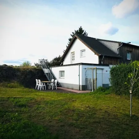 Ruhiges Lay-haus In Der Vulkaneifel, Bis Zu 6 Personen Mit Terasse Und Garten Strohn