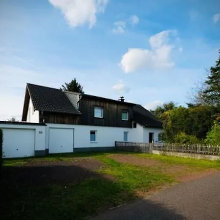 Apartment Ruhiges Lay-haus In Der Vulkaneifel, Bis Zu 6 Personen Mit Terasse Und Garten Strohn