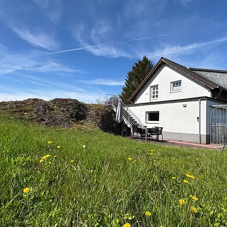 Ruhiges Lay-haus In Der Vulkaneifel, Bis Zu 7 Personen Mit Terrasse, Garten Und Kamin アパート *