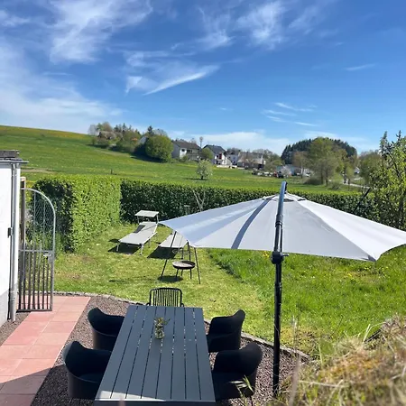 Ruhiges Lay-haus In Der Vulkaneifel, Bis Zu 6 Personen Mit Terasse Und Garten Strohn