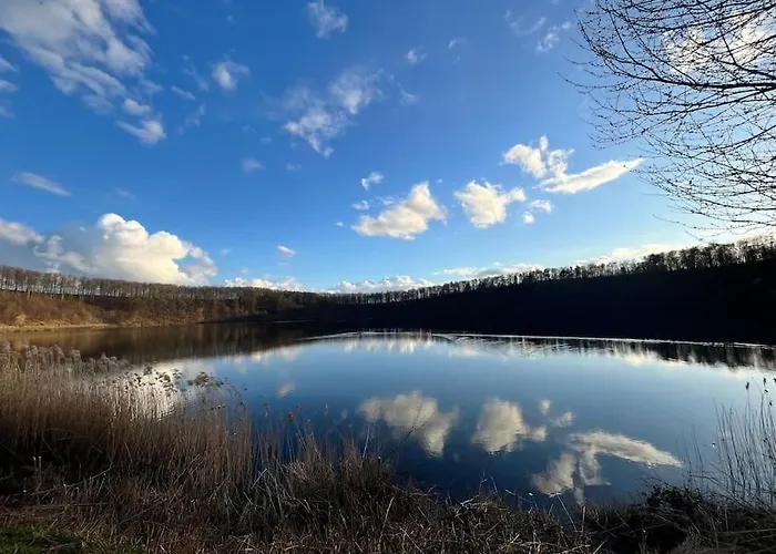 Apartmán Ruhiges Lay-haus In Der Vulkaneifel, Bis Zu 7 Personen Mit Terrasse, Garten Und Kamin *